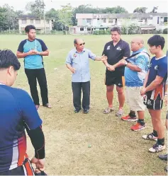  ??  ?? Song (centre) gives advice to players who have been picked for the coming Agong’s Cup.