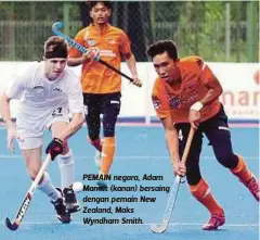  ??  ?? PEMAIN negara, Adam Mamat (kanan) bersaing dengan pemain New Zealand, Maks Wyndham Smith.