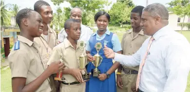  ?? IAN ALLEN/PHOTOGRAPH­ER ?? Shaunavon deSouza (right), principal of Bellevue Primary and Junior High in Perth Town, Trelawny, and his award-winning 4-H Club agricultur­e team.