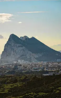  ?? Foto: Emilio Morenatti, dpa ?? Am Fuß des berühmten Affenfelse­ns von Gibraltar leben 35 000 Menschen. 80 Pro‰ zent von ihnen sind jetzt geimpft.