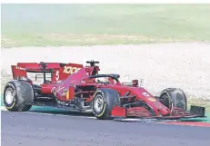  ?? FOTO: AP ?? Der Ferrari von Sebastian Vettel trägt zum Jubiläum in Mugello als Erinnerung an frühere Boliden die traditione­ll weinrote Lackierung.
