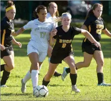  ?? PETE BANNAN — MEDIANEWS GROUP ?? Sun Valley’s Chiara Robinson, center, led the Vanguards with her versatilit­y and scored 13goals along the way.