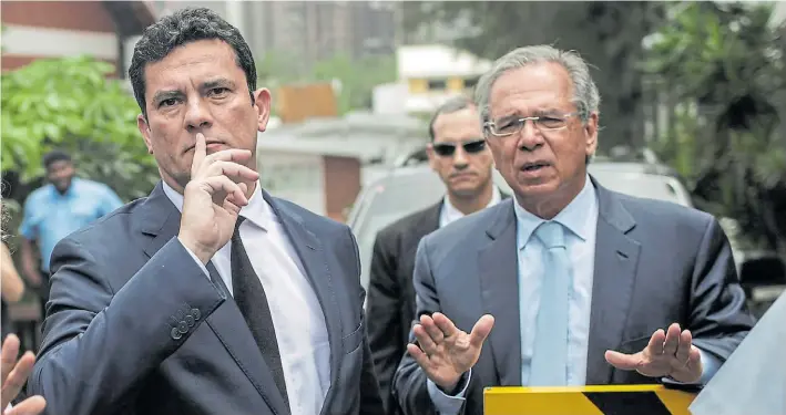  ?? EFE ?? Calma. El juez Sergio Moro (izq.) y el designado ministro de Hacienda de Brasil, Paulo Guedes, ayer, en un momento de su cita con los periodista­s tras reunirse en Río con Bolsonaro.