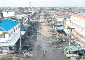  ?? JUAN PABLO RUEDA/ADN. ?? En la plaza de mercado Santa Elena se ultimaron los detalles del cierre por 9 días.