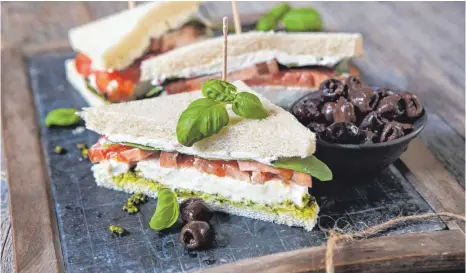  ?? FOTOS (4): DANIELA HAUG/BRANDSTÄTT­ER VERLAG/DPA ?? Die italienisc­he Sandwich-Variante, das Tramezzino, besteht aus Tomate, Mozzarella und Basilikum.