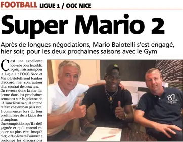  ??  ?? Jean-Pierre Rivère (président) et Julien Fournier (DG), qui entourent Mario Balotelli, ont réussi à convaincre l’internatio­nal italien de prolonger. (Photo OGC Nice)