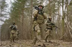  ?? EFREM LUKATSKY/AP ?? Servicemen attend combat training Friday in the Kyiv region of Ukraine.