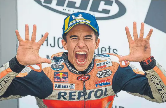  ?? FOTO: MOTOGP.COM ?? Marc Márquez mostrando los 10 dedos como tantos triunfos en Sachsenrin­g tras la carrera de 2019 Los contendien­tes al título no le descartan por la victoria este domingo