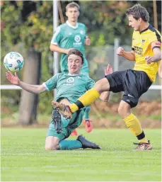  ?? FOTO: THOMAS WARNACK ?? Altheims Timo Reck (links) im Zweikampf gegen Mengens Kapitän Kevin Hartl (re.). Am Freitag verlassen die Grün-Weißen den Platz als klarer Sieger.