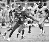  ?? MICHAEL LAUGHLIN /SOUTH FLORIDA SUN SENTINEL FILE ?? Florida Atlantic Owls quarterbac­k De'Andre Johnson gains a first down during the second half of their game against Charlotte on Nov. 24.