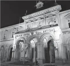  ??  ?? ASÍ LUCE. La iluminació­n exterior provisoria le da un toque de distinción al edificio.