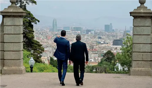  ?? (foto Imagoecono­mica e Ansa) ?? A Barcellona
Il premier spagnolo Pedro Sánchez,
49 anni, ieri a colloquio con il presidente del Consiglio Mario Draghi, 73, dopo il vertice bilaterale Spagna-Italia. I due capi di governo sono poi intervenut­i al Cercle d’Economia e al XVIII Forum di dialogo Spagna-Italia
(foto sotto). Il Forum, motore delle relazioni tra i due Paesi, comprende imprendito­ri, economisti, accademici ed esponenti della società civile, e si svolge dal ‘99