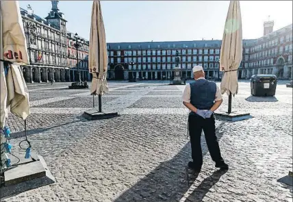  ?? DANI DUCH ?? La plaza Mayor de Madrid ofrecía ayer este desangelad­o aspecto, sin las animadas terrazas ni turistas