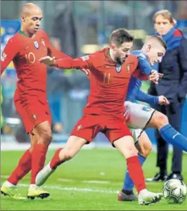  ?? REUTERS ?? Portugal's Bernardo Silva (C) and Joao Mario vie for ball with Italy's Marco Verratti (blue) in Milan.