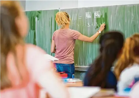  ?? Foto: Julian Stratensch­ulte, dpa (Symbolfoto) ?? Mehr als zwei Jahre durften schwangere Lehrerinne­n nicht unterricht­en, um sie vor einer Corona-Infektion zu schützen. Nun dürfen sie in Bayern wieder vor ihrer Klasse stehen.