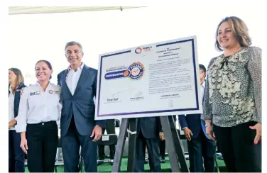  ??  ?? En San Andrés Cholula, el gobernador Antonio Gali y la presidenta del DIF, Dinorah López, pusieron en marcha la Plataforma Digital Generación 500, al entregar una estancia infantil.