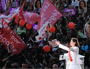  ??  ?? Candidate En 2007, au stade Charléty, à Paris, devant une « grande famille » de 50 000 personnes.