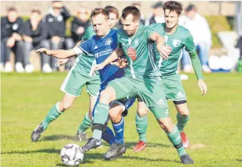  ?? FOTO: GÜNTER KRAM ?? Der TSV Meckenbeur­en und der TSV Heimenkirc­h trennten sich in der Bezirkslig­a mit 2:2.