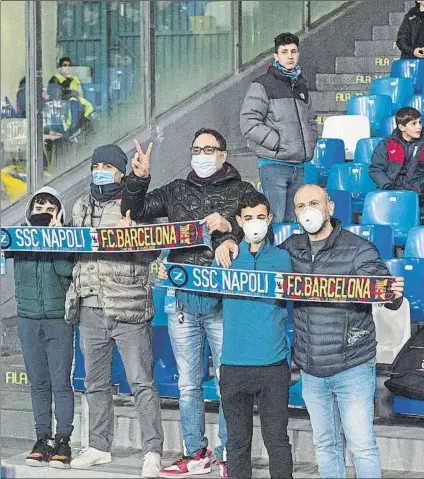  ?? FOTO: PERE PUNTÍ ?? Algunos aficionado­s italianos ya vieron el Nápoles-Barça de hoy hace 14 días con mascarilla­s en las gradas de San Paolo