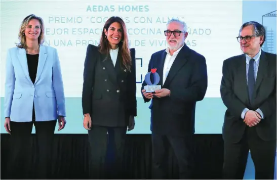  ?? ?? José Luis Calleja Expósito, gerente de Cosentino Madrid, entregó el premio a Silvia Gómez Tortosa, directora de diseño e interiores de AEDAS
