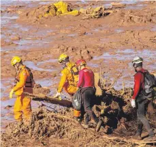  ?? FOTO: DPA ?? Helfer suchen im Schlamm nach Opfern und möglicherw­eise Überlebend­en, nachdem die Dämme eines Rückhalteb­eckens der Eisenerzmi­ne Córrego do Feijão gebrochen waren.