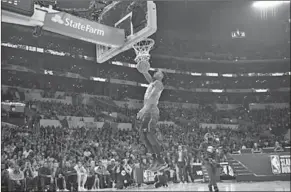  ??  ?? Utah Jazz-rookie Donovan Mitchell heeft het Slam Dunk Contest op zijn naam geschreven. (Foto: Nusport)