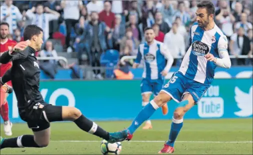  ??  ?? UN SEGURO DE VIDA. David Soria, que evita una clara ocasión ante Adrián, fue un verdadero muro para los atacantes del Deportivo.