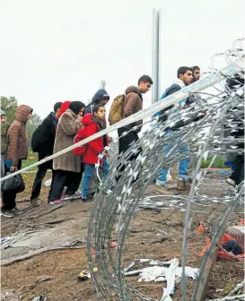  ??  ?? Flüchtling­e an der kroatische­n Grenze zu Ungarn bei Botovo. Budapest kündigte am Freitag an, die grüne Grenze zu schließen.