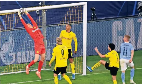  ?? FOTO: GAMBARINI/DPA ?? BVB-Torwart Marwin Hitz pariert. Zuschauer sind Erling Haaland, Manuel Akanji, Mateu Morey und Oleksandr Zinchenko (von links).