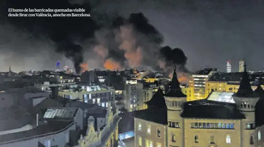  ?? Cristina Moll Pujols ?? El humo de las barricadas quemadas visible desde Bruc con València, anoche en Barcelona.
