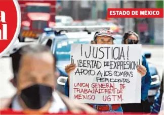  ?? DANIEL CAMACHO/EL SOL DE TOLUCA ?? El gremio de periodista­s de la entidad protestó frente a la Fiscalía mexiquense por las agresiones ocurridas en los últimos años en contra de reporteros