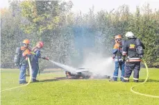  ?? FOTO: VERA ROMEU ?? Das echte Feuer ist eine Herausford­erung, die Zusammenar­beit mit den anderen Wehren kommt als weitere hinzu.