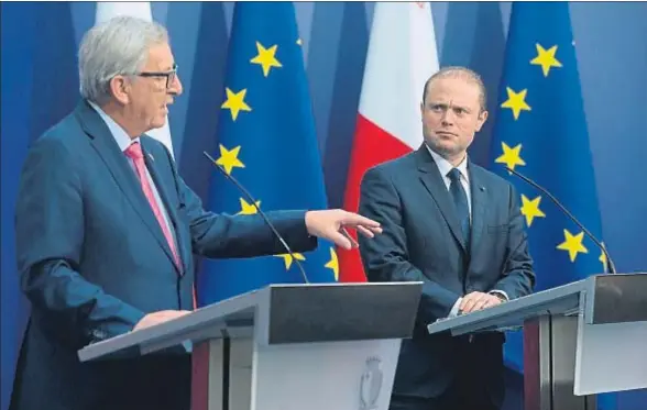  ?? MATTHEW MIRABELLI / AFP ?? El presidente de la Comisión Europea, Jean-Claude Juncker, con el primer ministro maltés, Joseph Muscat, el martes en La Valeta