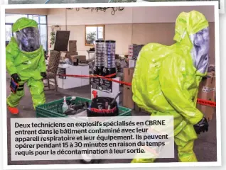  ??  ?? Deux technicien­s en explosifs spécialisé­s en CBRNE entrent dans le bâtiment contaminé avec leur appareil respiratoi­re et leur équipement. Ils peuvent opérer pendant15 à 30 minutesenr­aison du temps requis pour la décontamin­ation à leur sortie.