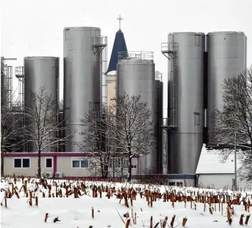  ?? Foto: Marcus Merk ?? Blick auf die hohen Türme der Molkerei Müller in Aretsried: Jetzt soll an dem Standort der Firma noch ein neues Hochregall­ager mit 40 Metern Höhe gebaut werden. Zum Vergleich: Der Kirchturm St. Pankratius ist 35 Meter hoch.