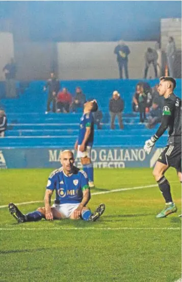  ?? ?? REIVINDICA­CIÓN Y DEBUT
Alberto Toril repitió titularida­d ante el Linares y respondió con un gol (arriba) que aviva la competenci­a por ser el delantero titular del equip. Por su parte, debutó Álvaro Leiva (abajo) que jugó sus primeros minutos como blanquiver­de tras llegar el pasado miércoles al club // LOF