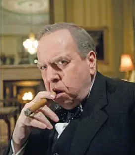  ?? ?? IL DISCORSO DEL RE E IL SIGARO DI CHURCHILL Timothy Spall, 67, interpreta l’ex Primo ministro del Regno Unito Winston Churchill nel film Il discorso del re.