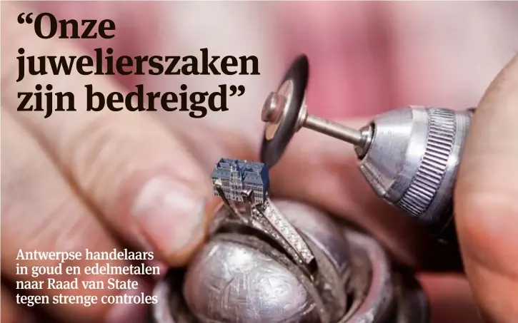  ??  ?? FOTO RRDe Antwerpse juweliers gaan de strijd aan met het Antwerpse stadsbestu­ur, dat hen sinds 1 januari strenge maatregele­n oplegt.