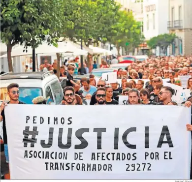  ?? ERASMO FENOY ?? Tarifa arropa a los afectados del accidente cada 5 de agosto, aniversari­o de la tragedia ocurrida en 2017.