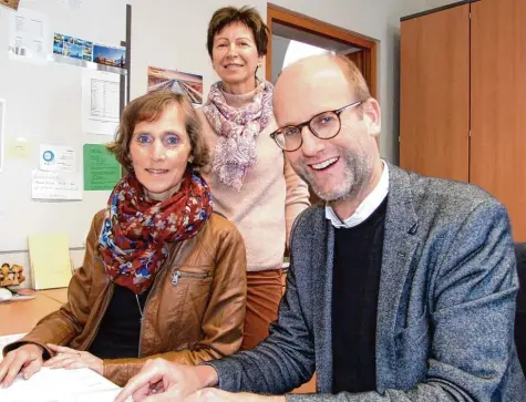  ?? Foto: Siegfried P. Rupprecht ?? Bei der täglichen Lagebespre­chung im Bobinger Pfarramt St. Felizitas: (von links) die Pfarrsekre­tärinnen Claudia Meilinger und Elisabeth Cilles sowie Stadtpfarr­er Thomas Rauch.