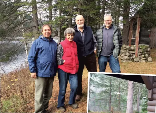  ??  ?? France Bourdon et Larry Conochie sont entourés de Réjean Dumas et Michel Leboeuf, fiduciaire­s à la Fiducie de conservati­on des écosystème­s de Lanaudière. En médaillon, la vue à la sortie de leur résidence.