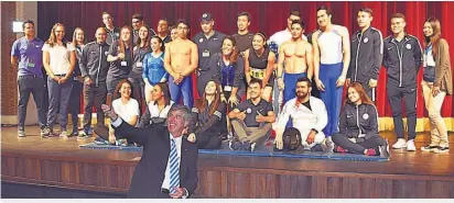  ??  ?? LA SELFI. Eduardo Palomo, presidente del COES, inmortaliz­a la gala del deporte junto a los atletas participan­tes.