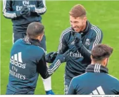  ?? RODRIGO JIMÉNEZ / EFE ?? Sergio Ramos y Lucas Vázquez bromean durante un entrenamie­nto.