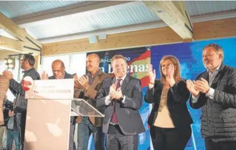  ?? // ABC ?? García-Page, con el resto de candidatos y compañeros socialista­s, en el acto de ayer del PSOE en Cuenca