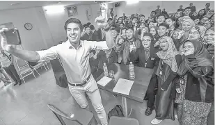  ?? — Gambar Bernama ?? UNTUK KENANGAN: Syed Saddiq berswafoto bersala belia-belia Tanah Tinggi selepas sesi dialog di Padang Golf Tanah Tinggi dekat Cameron Highland, semalam.