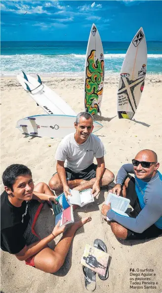  ?? FOTOS: WERTHER SANTANA/ESTADÃO ?? Fé. O surfista Diego Aguiar e os pastores Tadeu Pereira e Marcos Santos