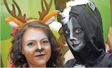  ?? FOTO: BECKER&BREDEL ?? Sabine Becker (links) und Melanie Becker haben sich als Bambi und Stinktier Blume verkleidet.