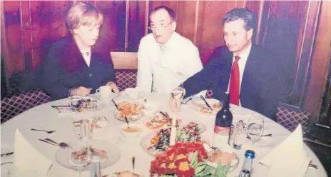  ?? FOTOS: WALDHORN ?? Der Waldhorn-Stammtisch mit Bundeskanz­lerin Angela Merkel, dem damaligen EU-Kommissar für Energie, Günther Oettinger, und dem inzwischen verstorben­en Waldhorn-Chef Albert Bouley im Februar 2011.