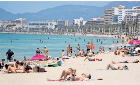  ?? FOTO: CLARA MARGAIS/DPA ?? Kriegsangs­t und Corona lassen auch in diesem Jahr wieder viele Deutsche mit Bauchschme­rzen auf den Sommerurla­ub blicken.