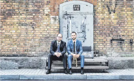  ?? FOTO: SCHINDELBE­CK ?? Der Trompeter des Berliner Konzerthau­sorchester­s, Stephan Stadtfeld, und der in Aalen geborene Organist Stephan Rahn (links) geben in der Salvatorki­rche ein gemeinsame­s Konzert.